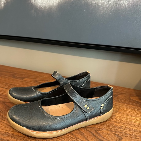 Clarks black shoes size 10 - Picture 5 of 5